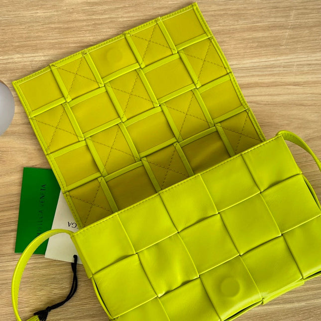 SMALL CASSETTE 23 IN VOLT GREEN CALFSKIN