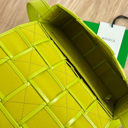 SMALL CASSETTE 23 IN VOLT GREEN CALFSKIN