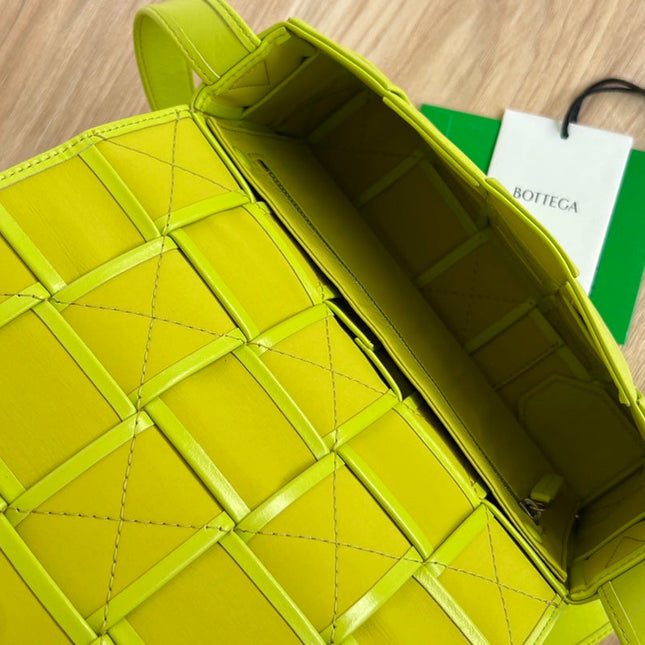 SMALL CASSETTE 23 IN VOLT GREEN CALFSKIN