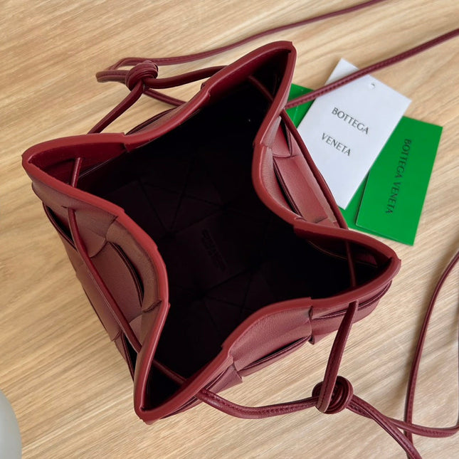 SMALL CASSETTE BUCKET 18 IN BURGUNDY RED CALFSKIN