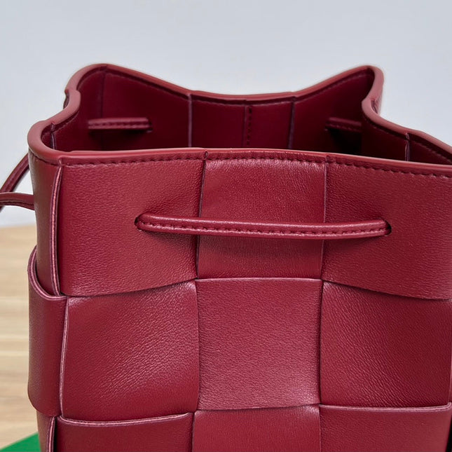 SMALL CASSETTE BUCKET 18 IN BURGUNDY RED CALFSKIN