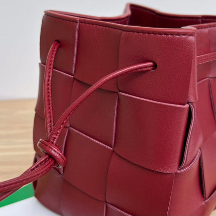 SMALL CASSETTE BUCKET 18 IN BURGUNDY RED CALFSKIN
