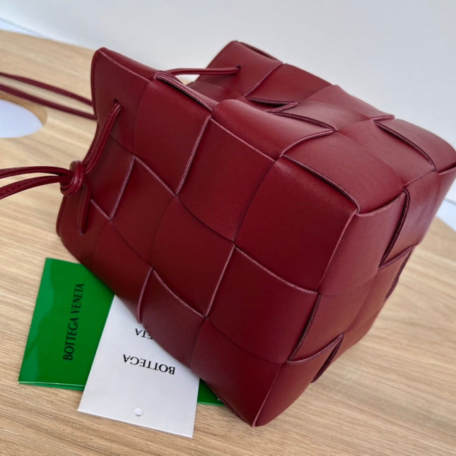 SMALL CASSETTE BUCKET 18 IN BURGUNDY RED CALFSKIN
