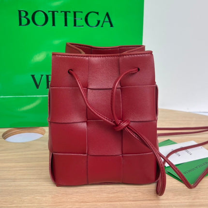 SMALL CASSETTE BUCKET 18 IN BURGUNDY RED CALFSKIN