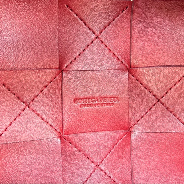 SMALL CASSETTE BUCKET 18 IN BURGUNDY RED CALFSKIN