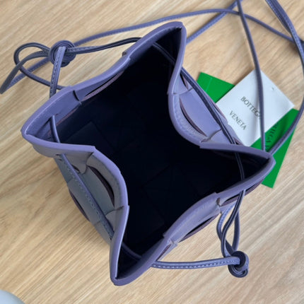 SMALL CASSETTE BUCKET 18 IN ULTRA VIOLET CALFSKIN