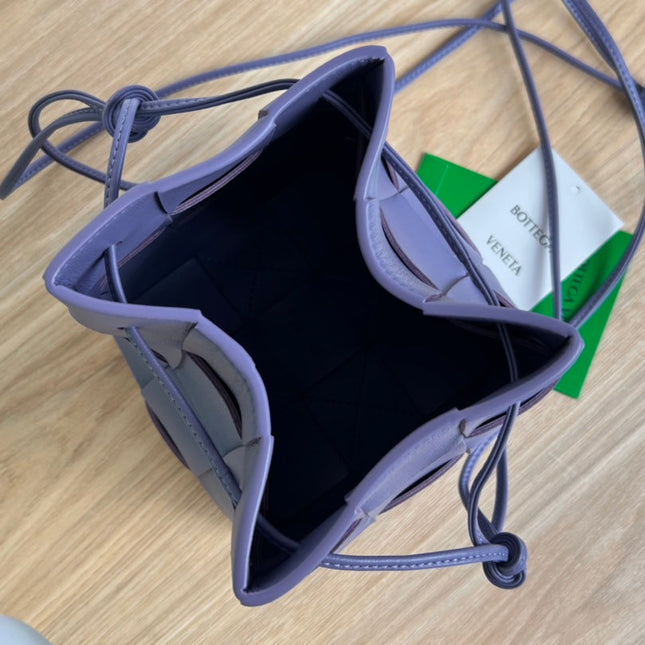 SMALL CASSETTE BUCKET 18 IN ULTRA VIOLET CALFSKIN
