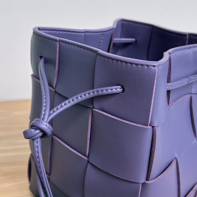 SMALL CASSETTE BUCKET 18 IN ULTRA VIOLET CALFSKIN
