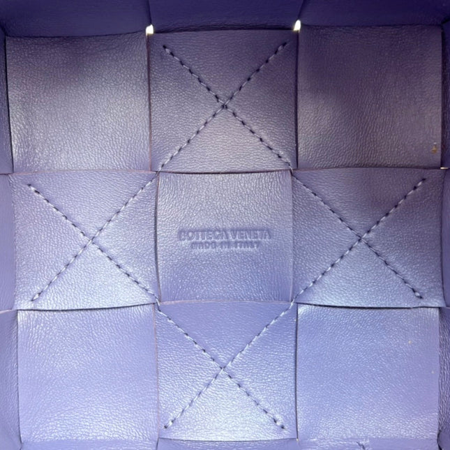 SMALL CASSETTE BUCKET 18 IN ULTRA VIOLET CALFSKIN