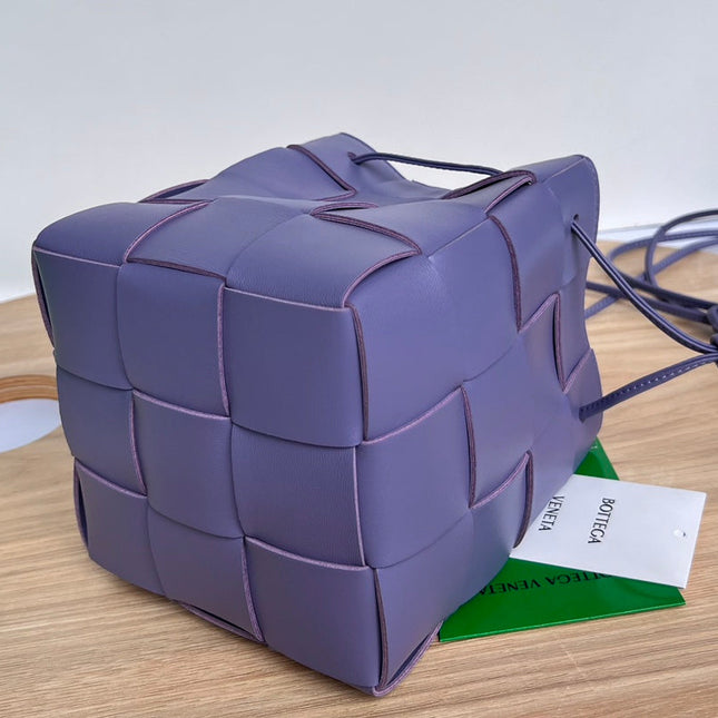 SMALL CASSETTE BUCKET 18 IN ULTRA VIOLET CALFSKIN