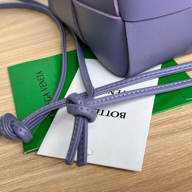 SMALL CASSETTE BUCKET 18 IN ULTRA VIOLET CALFSKIN