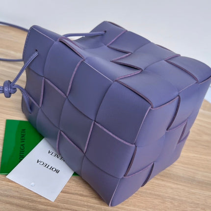 SMALL CASSETTE BUCKET 18 IN ULTRA VIOLET CALFSKIN