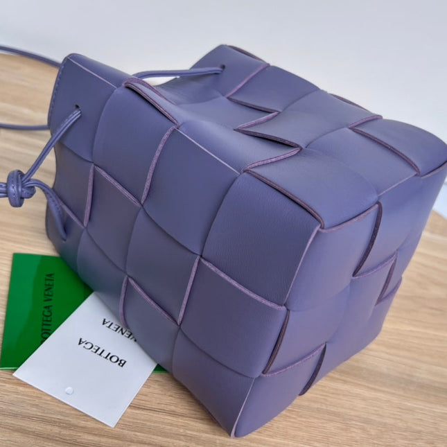 SMALL CASSETTE BUCKET 18 IN ULTRA VIOLET CALFSKIN