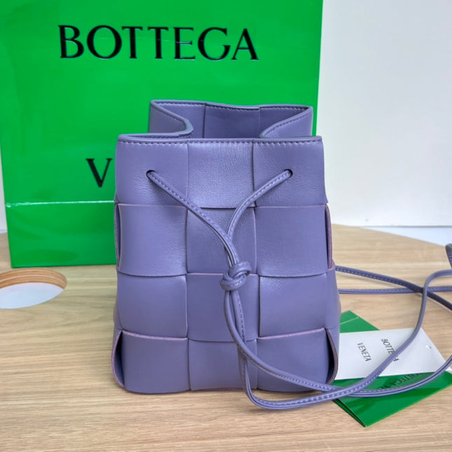 SMALL CASSETTE BUCKET 18 IN ULTRA VIOLET CALFSKIN