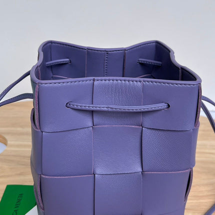 SMALL CASSETTE BUCKET 18 IN ULTRA VIOLET CALFSKIN