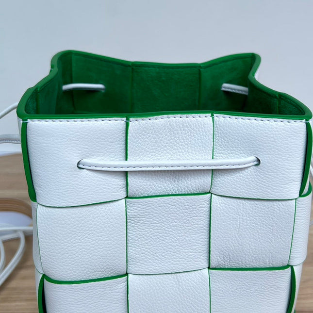 SMALL CASSETTE BUCKET 18 IN WHITE AND GREEN LINING CALFSKIN