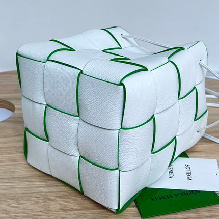 SMALL CASSETTE BUCKET 18 IN WHITE AND GREEN LINING CALFSKIN