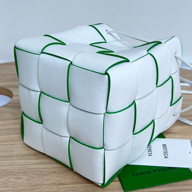 SMALL CASSETTE BUCKET 18 IN WHITE AND GREEN LINING CALFSKIN