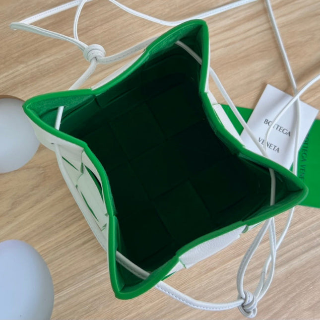 SMALL CASSETTE BUCKET 18 IN WHITE AND GREEN LINING CALFSKIN