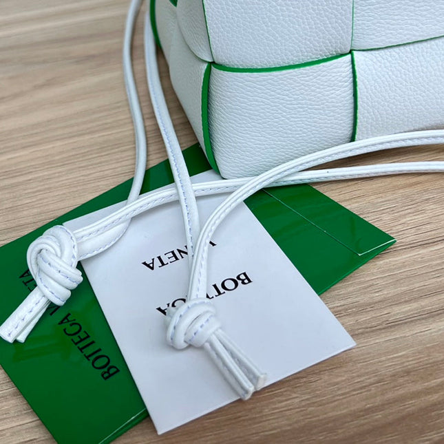 SMALL CASSETTE BUCKET 18 IN WHITE AND GREEN LINING CALFSKIN