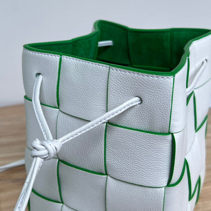 SMALL CASSETTE BUCKET 18 IN WHITE AND GREEN LINING CALFSKIN