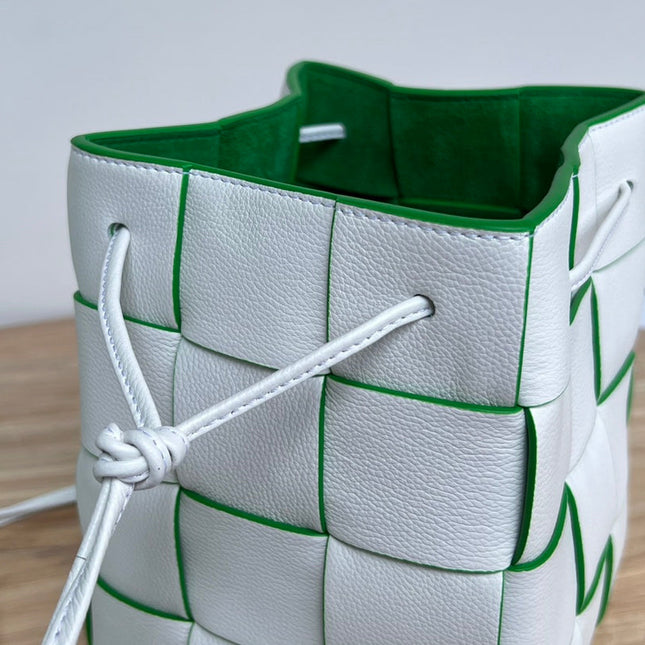 SMALL CASSETTE BUCKET 18 IN WHITE AND GREEN LINING CALFSKIN