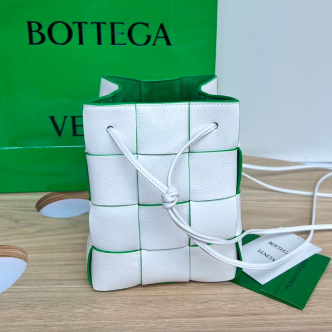 SMALL CASSETTE BUCKET 18 IN WHITE AND GREEN LINING CALFSKIN