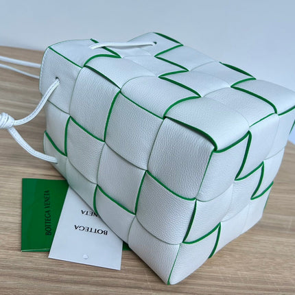 SMALL CASSETTE BUCKET 18 IN WHITE AND GREEN LINING CALFSKIN