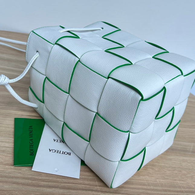 SMALL CASSETTE BUCKET 18 IN WHITE AND GREEN LINING CALFSKIN