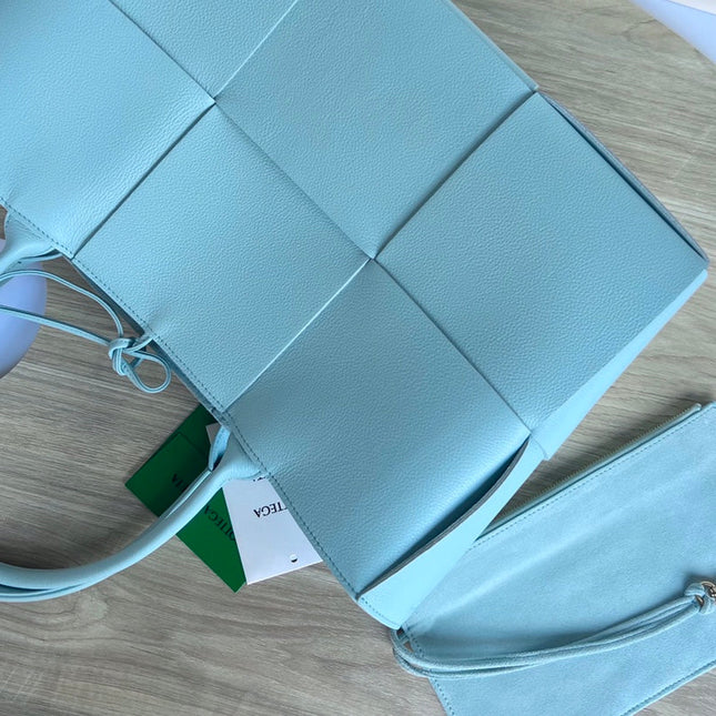 ARCO TOTE 36 IN SKY BLUE CALFSKIN