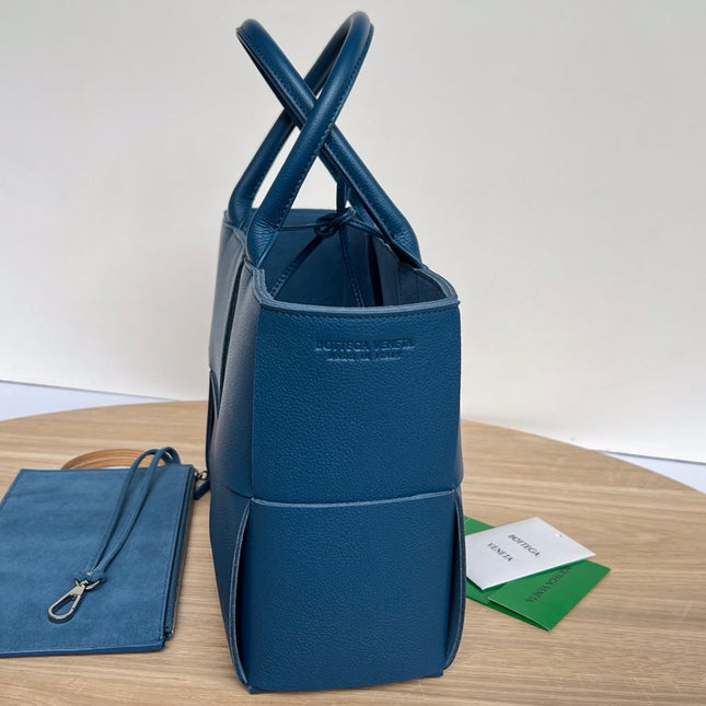 SMALL ARCO TOTE 30 IN AEGEAN BLUE CALFSKIN