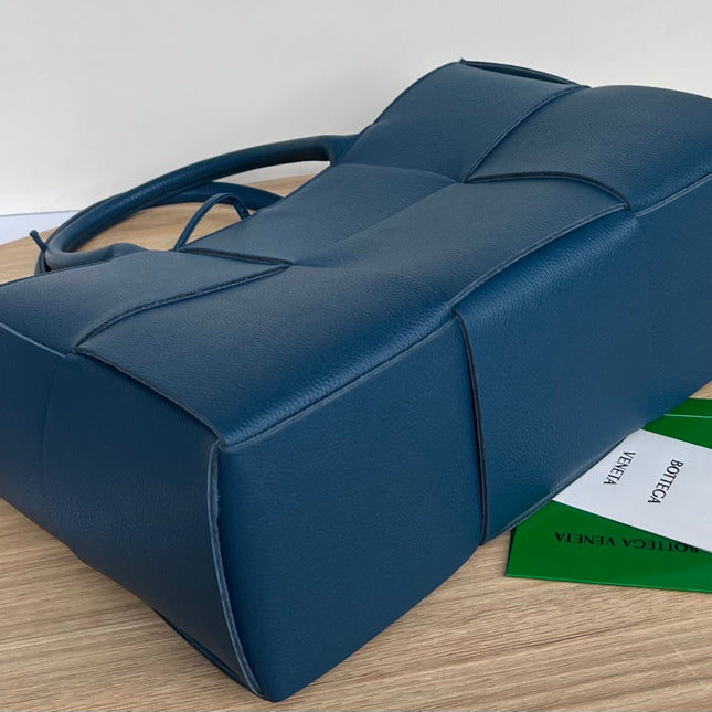 SMALL ARCO TOTE 30 IN AEGEAN BLUE CALFSKIN
