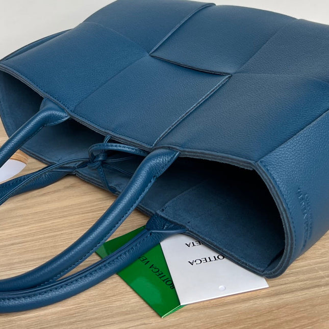 SMALL ARCO TOTE 30 IN AEGEAN BLUE CALFSKIN