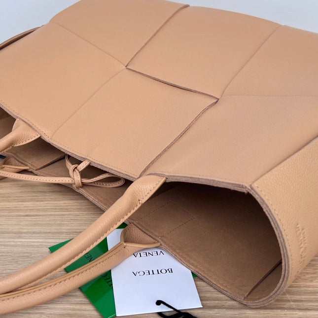 ARCO TOTE 36 IN TAN BROWN CALFSKIN