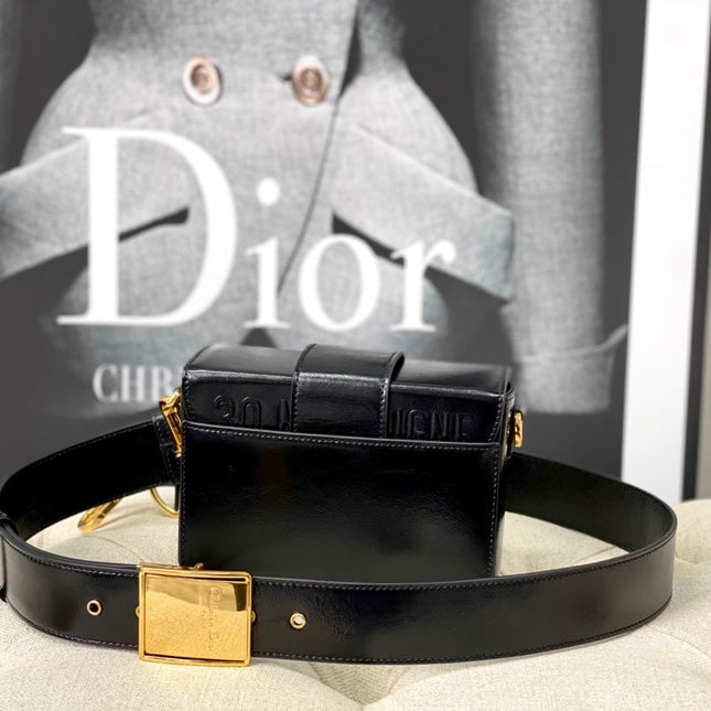 MONTAIGNE 19 HANDBAG IN BLACK CALFSKIN