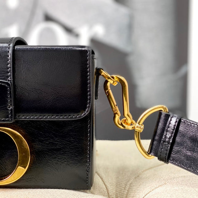MONTAIGNE 19 HANDBAG IN BLACK CALFSKIN