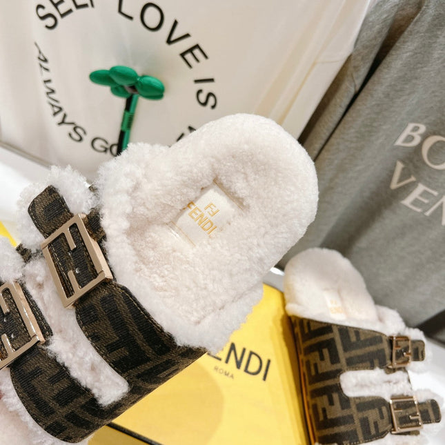 FENDI DAD SANDAL MULE IN BROWN MONOGRAM FF CANVAS WITH WHITE FLEECE