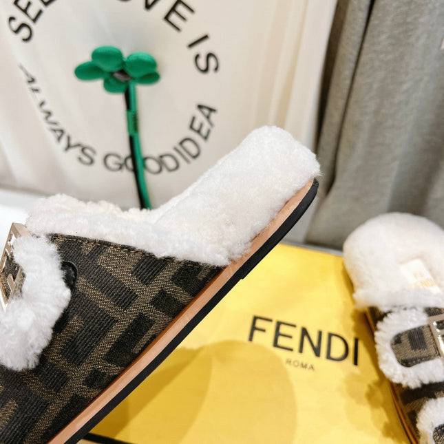 FENDI DAD SANDAL MULE IN BROWN MONOGRAM FF CANVAS WITH WHITE FLEECE