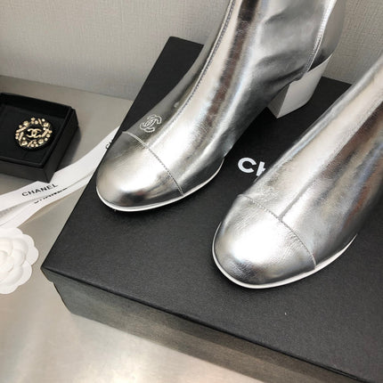 BLOCK HEEL ANKLE BOOTS IN SILVER CALFSKIN