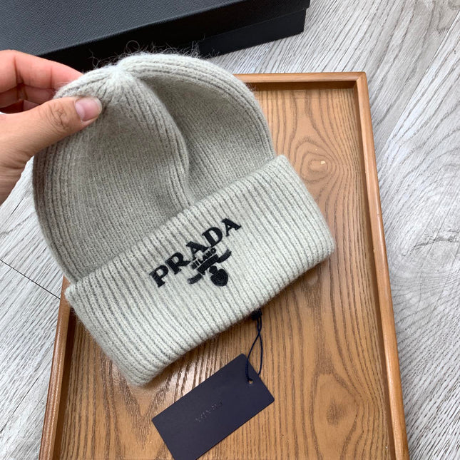 BEANIE HAT IN PALE GRAY WOOL 108746