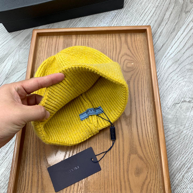 BEANIIE HAT IN CLASSIC YELLOW WOOL 335035