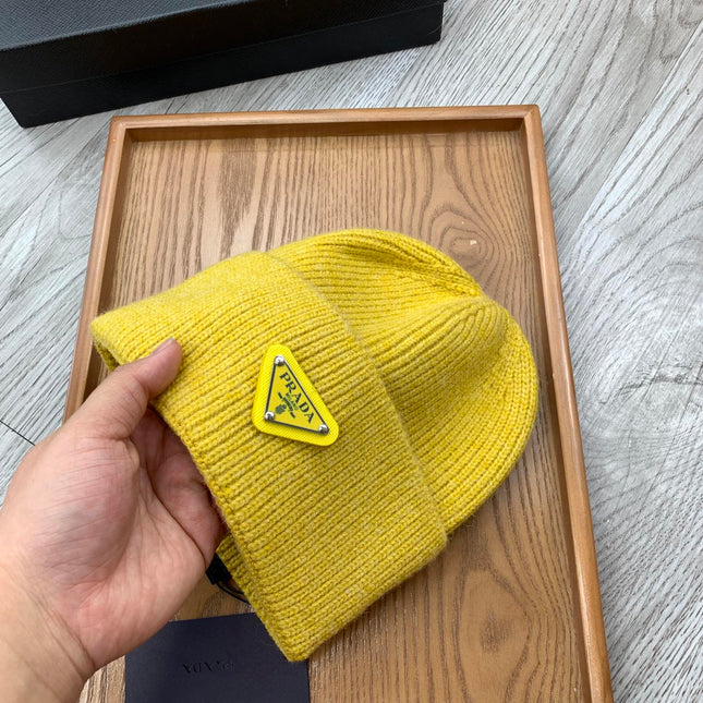 BEANIIE HAT IN CLASSIC YELLOW WOOL 335035