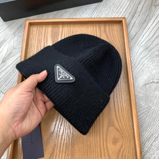 BEANIIE HAT IN BLACK WOOL 335039