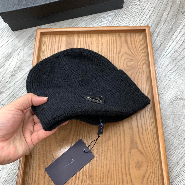BEANIIE HAT IN BLACK WOOL 335039