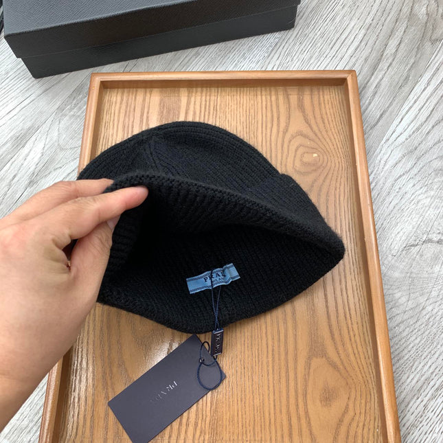 BEANIIE HAT IN BLACK WOOL 335039