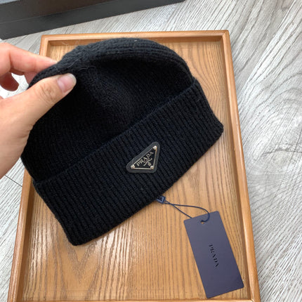 BEANIIE HAT IN BLACK WOOL 335039