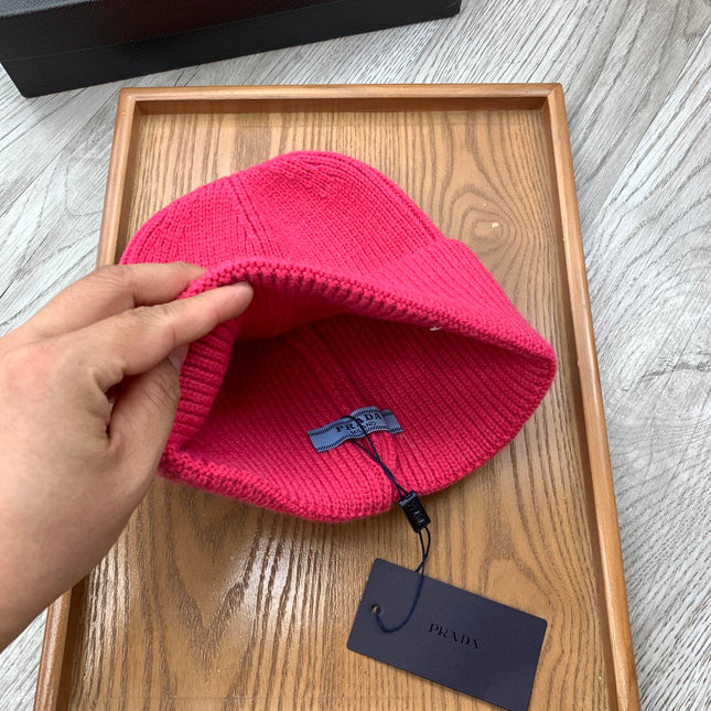 BEANIIE HAT IN BRIGHT PINK WOOL 335037
