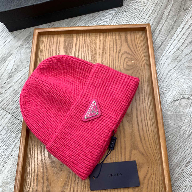 BEANIIE HAT IN BRIGHT PINK WOOL 335037