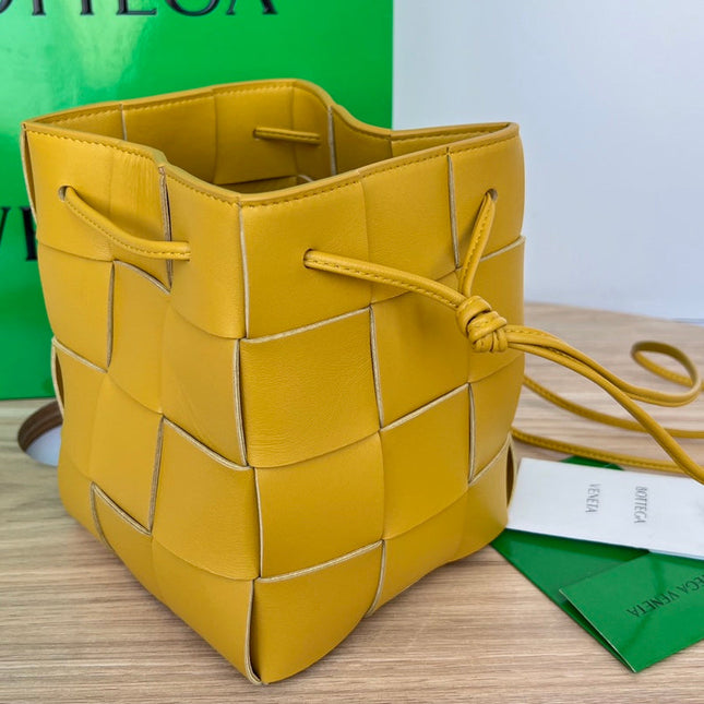 SMALL CASSETTE BUCKET 18 IN MERIGOLD CALFSKIN