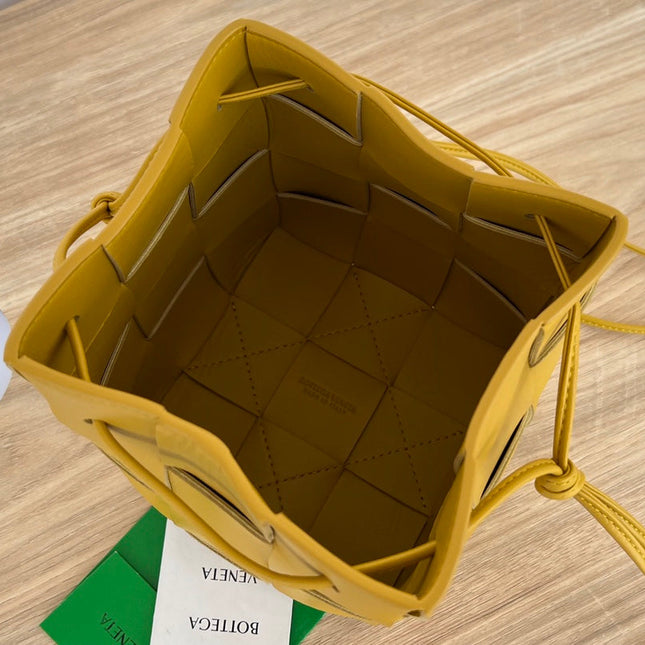 SMALL CASSETTE BUCKET 18 IN MERIGOLD CALFSKIN